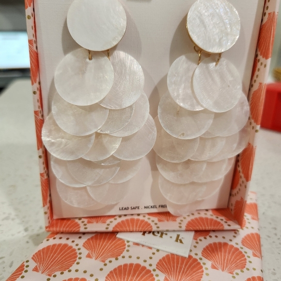 🤍🔹️ Piper K 🔹️Gorgeous shell chandelier earrings - Picture 8 of 9